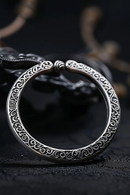 銀飾品專賣店純銀手鐲 攝影圖 下載至來源處