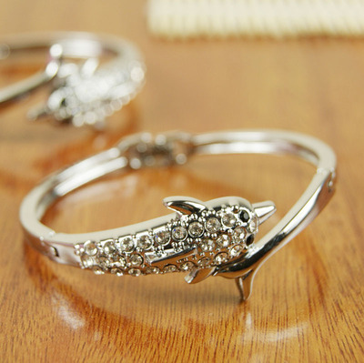 手鐲-銀飾加工批發(fā) 千足銀 林鳳祥女士精品 時(shí)尚銀鐲子 純銀手鐲正品采購(gòu)平臺(tái)求購(gòu)產(chǎn)品詳情