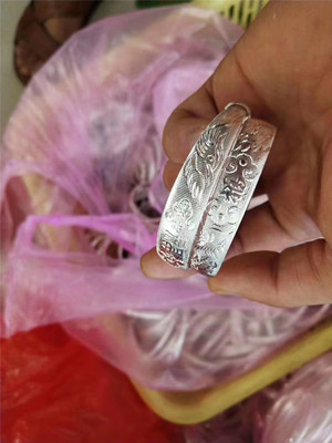 地?cái)傌浽磁l(fā)火爆產(chǎn)品跑江湖合金仿銀手鐲鋪里銀飾10元模式