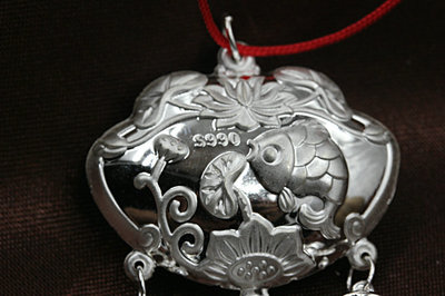 990純銀兒童長(zhǎng)命鎖 福建省龍鳳祥珠寶的高品質(zhì)銀飾品批發(fā)指南